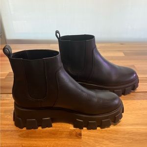 Villa rouge black leather ankle boots
